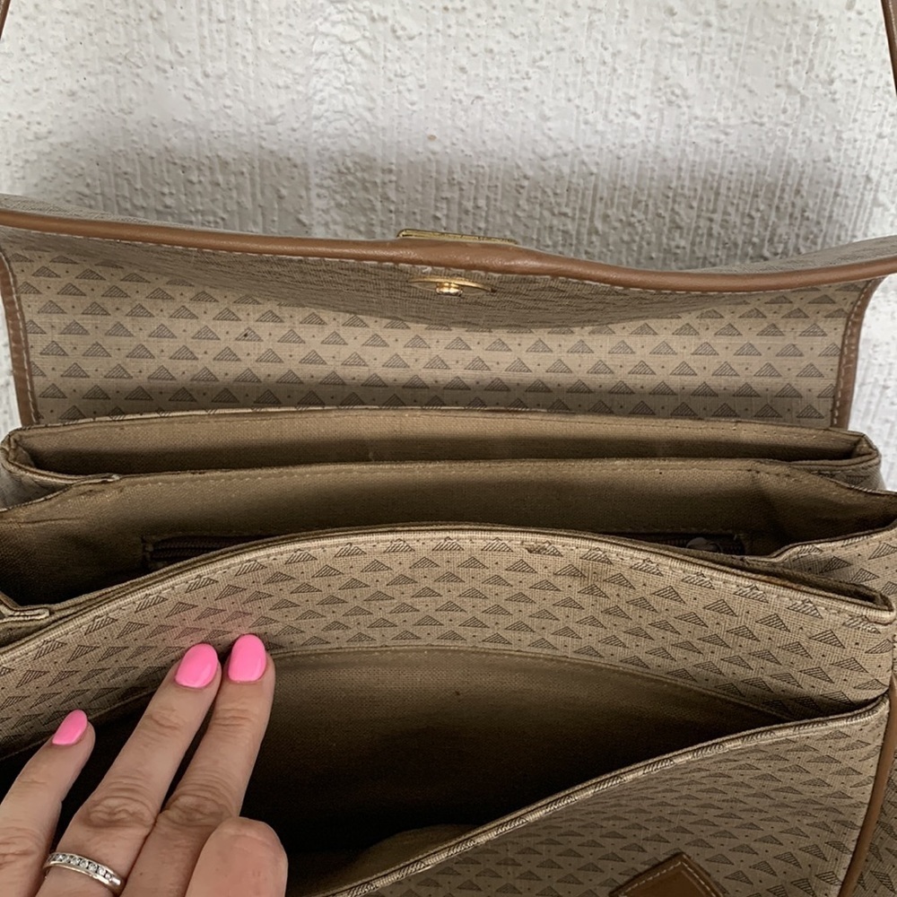 LIZ Claiborne Leather Vintage Triangle Logo Shoulder Purse Tan - Picture 6 of 7